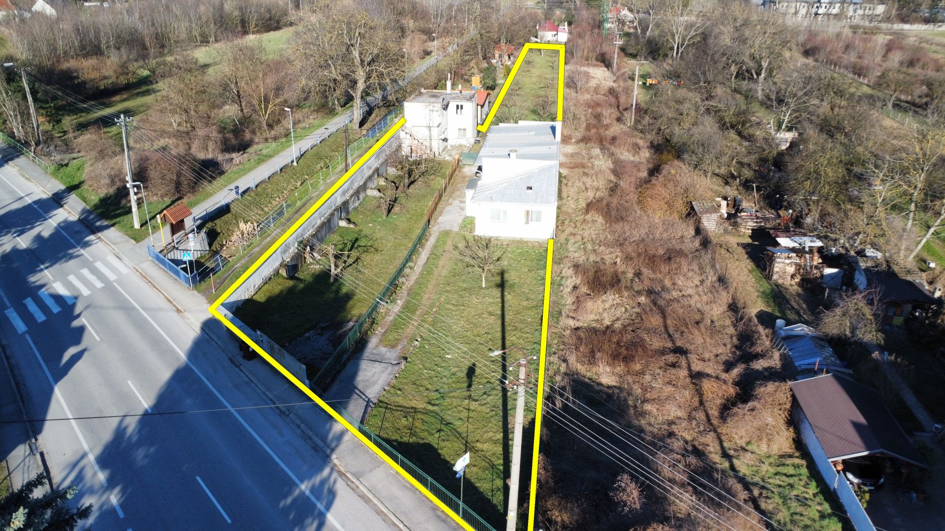 Stavebný pozemok 2700 m2 + 2 staršie domy pri kúpeľnom ostrove Banka - Piešťany