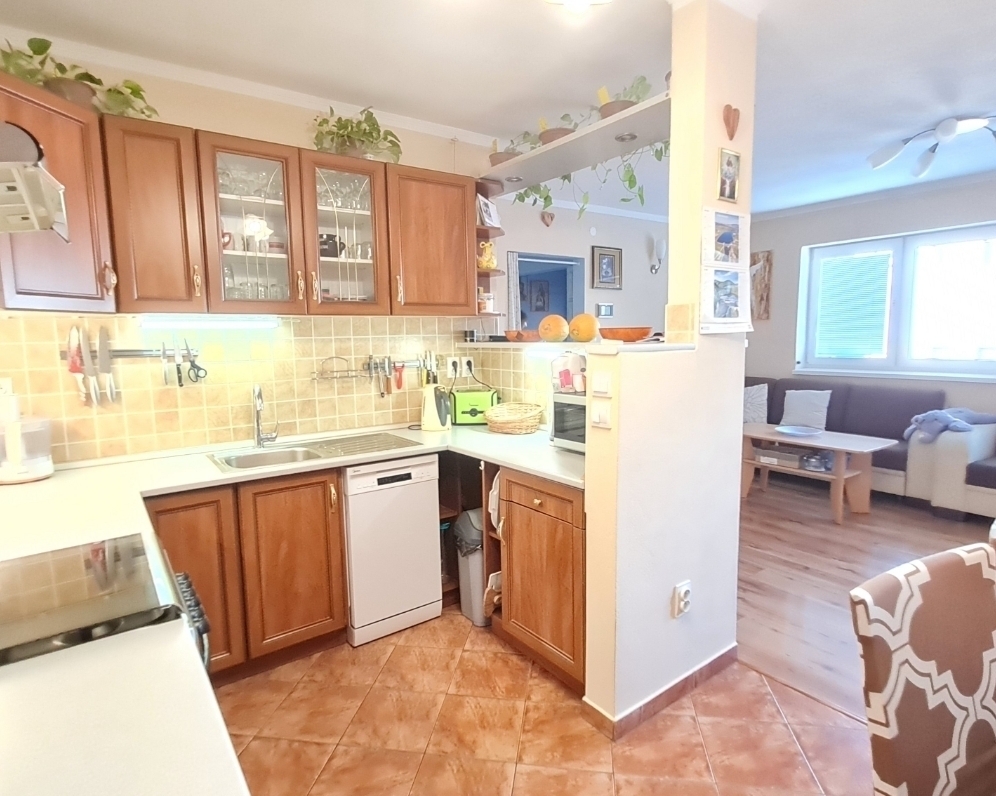 4-IZB BYT /92m2/ BALKÓN, TERASA - HRÁDOK ,okr. NMnV