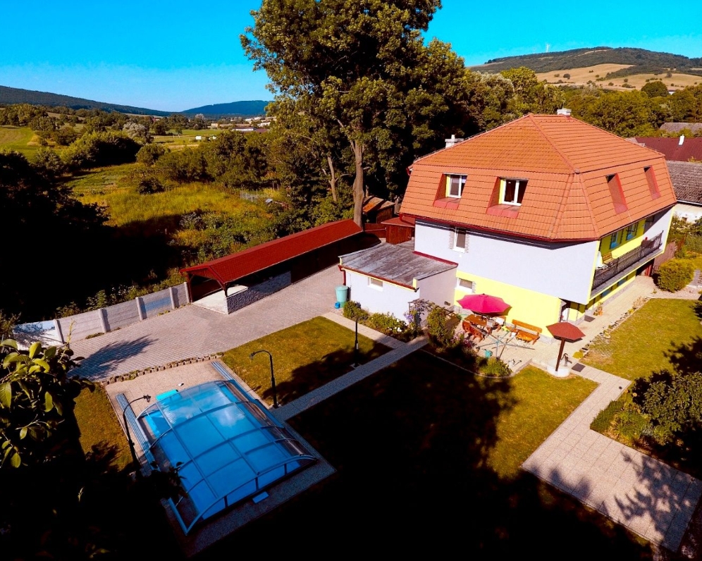 VRBOVCE - 9 IZBOVÝ DOM S BAZÉNOM S POZEMKOM 1380 M2