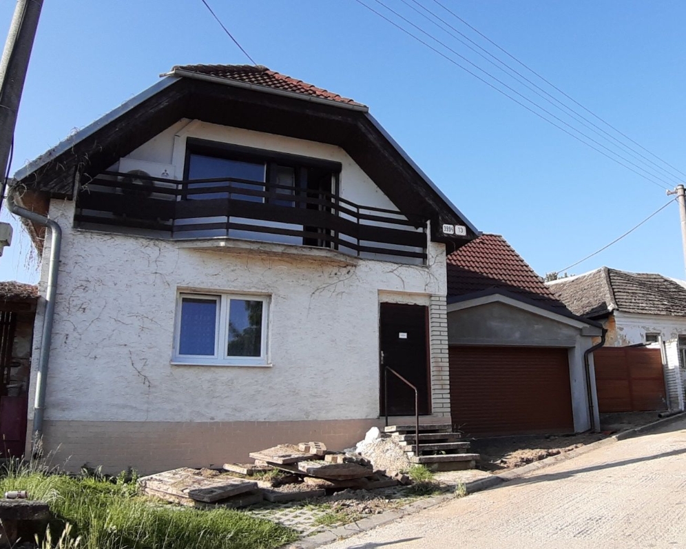 PIEŠTANY-BANKA - DVA SAMOSTATNÉ BYTY 5+1 a 3+1 V RODINNOM DOME