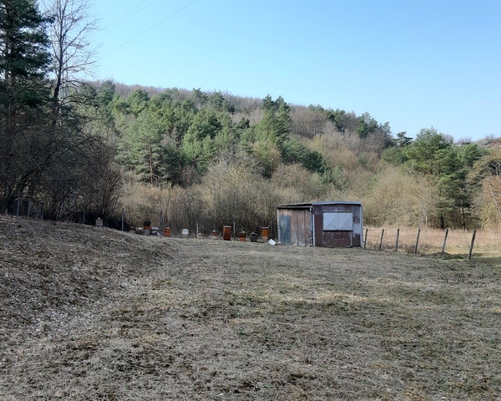 Pozemok 1162 m2 pod Ahojom v obci Banka