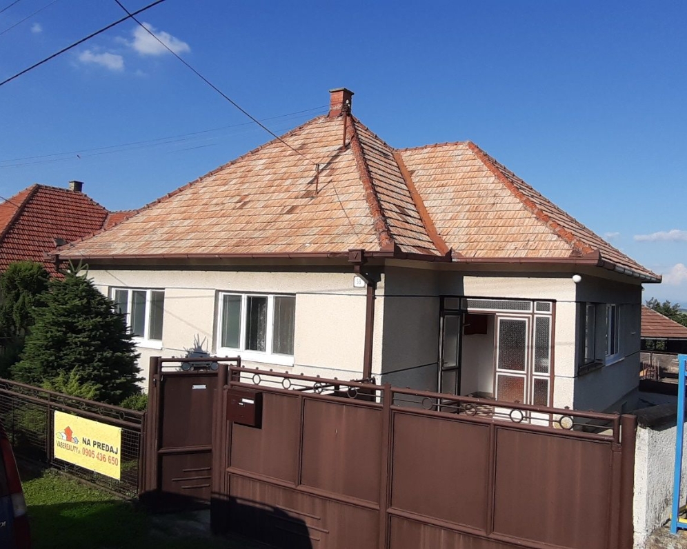 2x RODINNÝ DOM 3+1 a 1+1. S GARÁŽOU A VEĽKÝM 2900 M2 POZEMKOM ŠALGOVCE