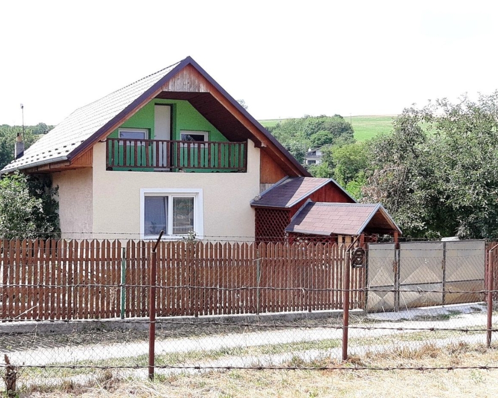 VRBOVÉ - 3 IZBOVÝ KOMPLET ZARIADENÝ DOM PRI ČERENCI S POZEMKOM 1255 M2