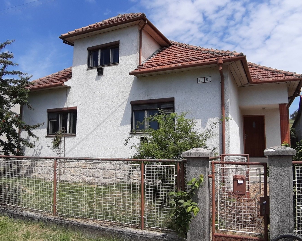 RD v rekonštrukcii s veľkým pozemkom 2085 m2 a ďalším domom vo dvore, Myjava
