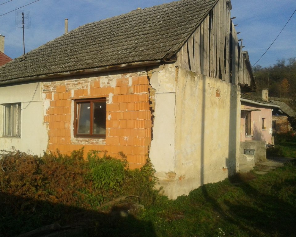 STARŠÍ DOM, S 1050 M2 POZEMKOM V OBCI LÚKA, okr. Nové Mesto nad Váhom