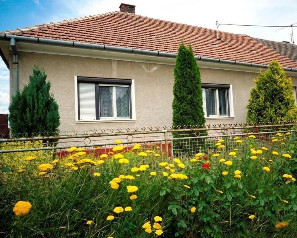 RODINNÝ DOM 4+1 OSTROV, POZEMOK 1320 M2