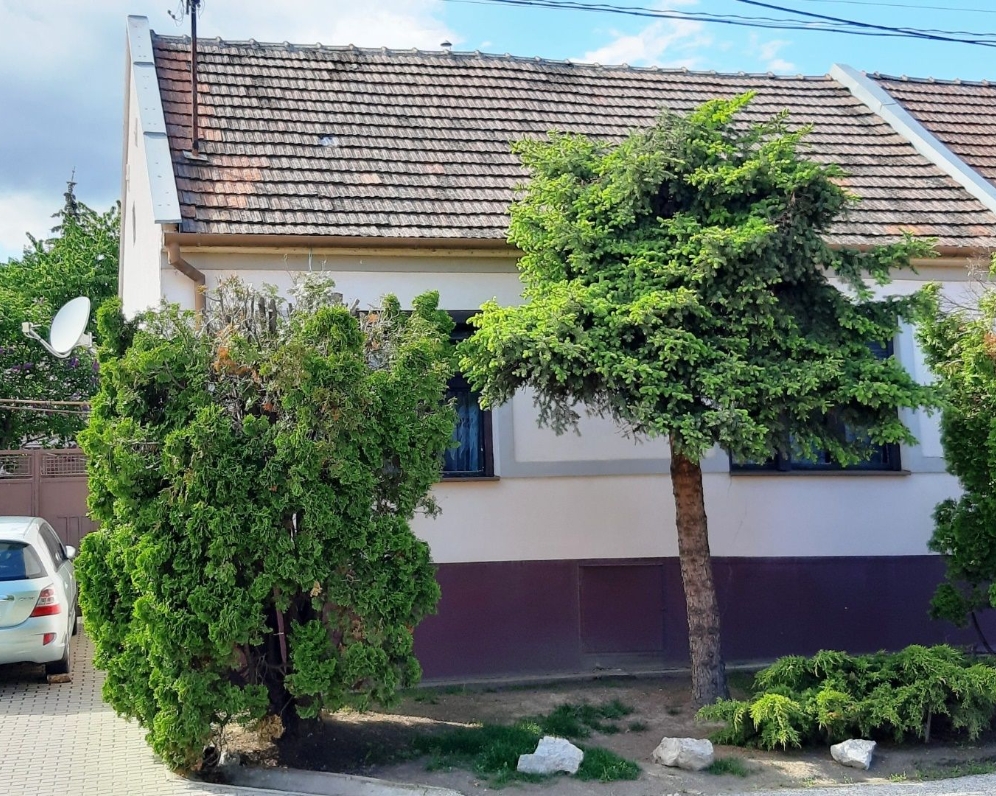RODINNÝ DOM /CHALUPA/ BRESTOVANY 2+1 S GARÁŽOU A VEĽKÝM 1470 M2 POZEMKOM