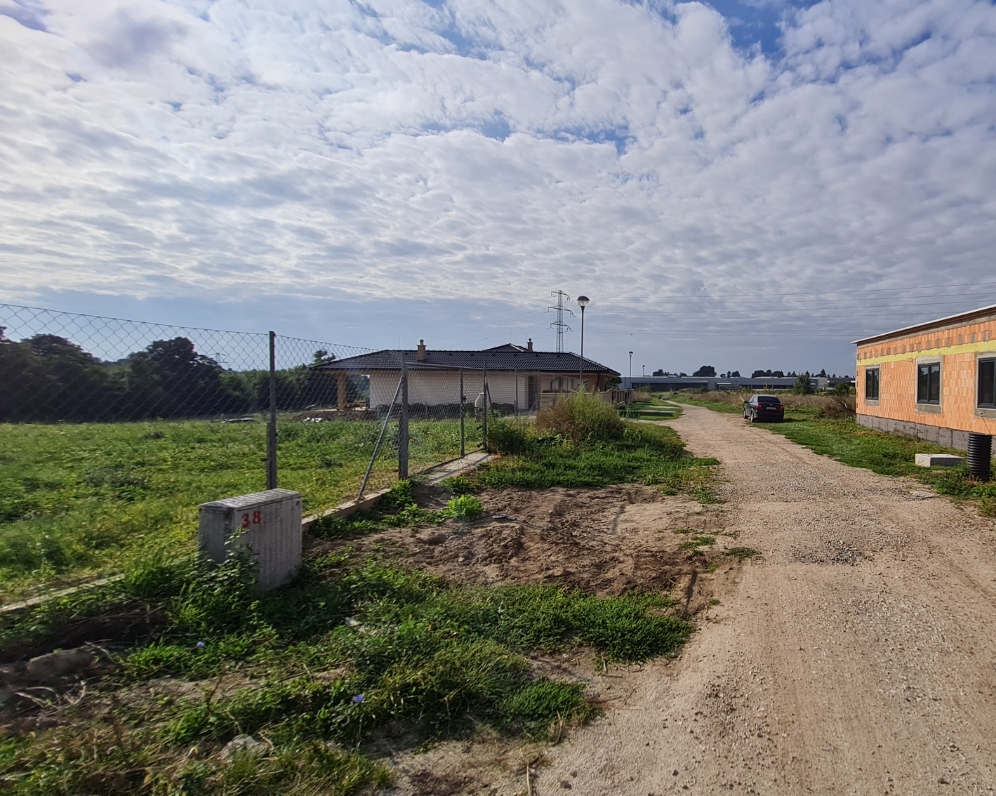 STAVEBNÝ POZEMOK 1081 m2 KRAKOVANY