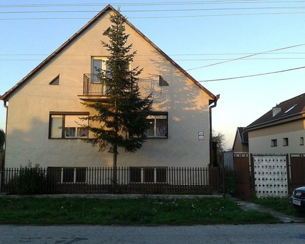 RODINNÝ DOM 5+1 + GARÁŽ, DRAHOVCE, POZEMOK 2780 M2